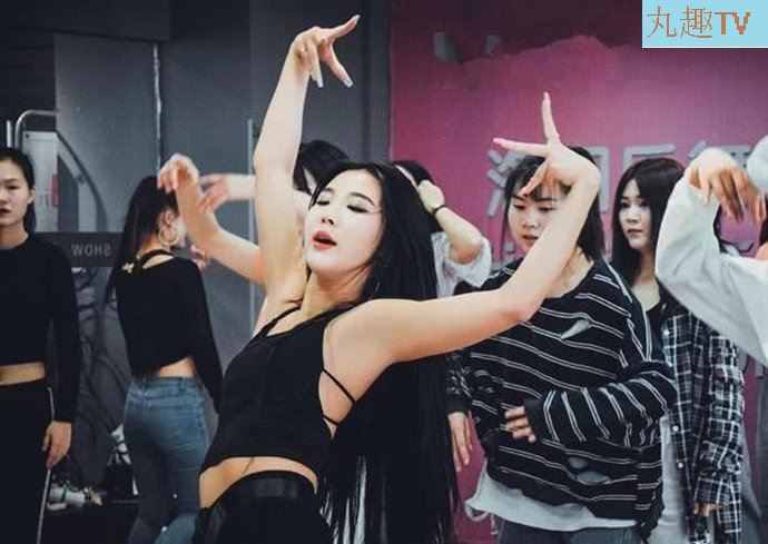 抖音张艺兴 mv 女主是谁? 金海恩资料简介她来头不简单